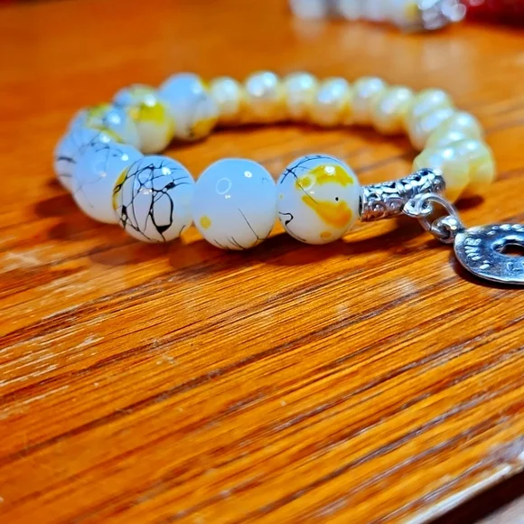 NWT Lemon Freshwater Pearls and Artisan Glass Beads Stretch Bracelet - Picture 3 of 4